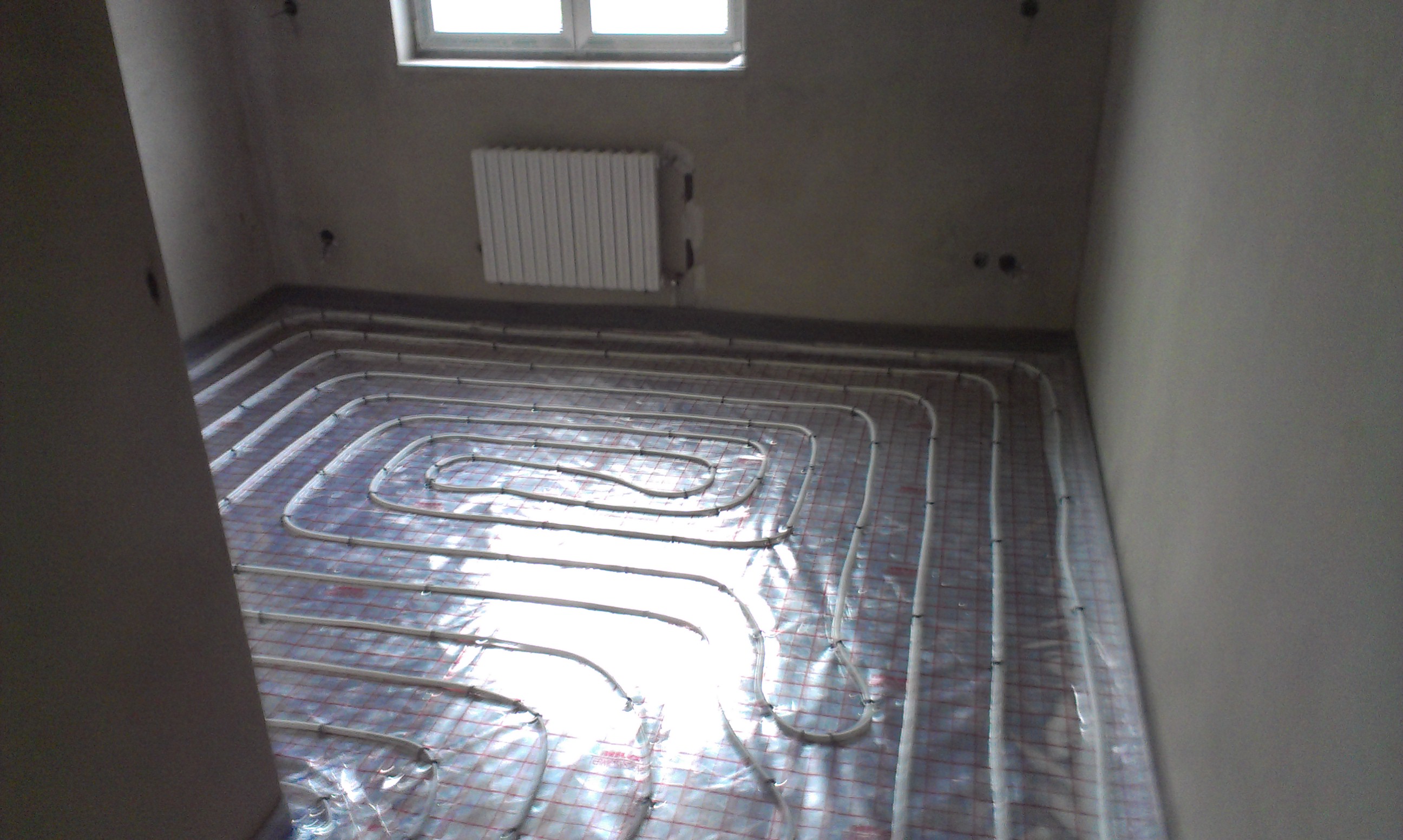 Podlahové topení v kombinaci s otopnými tělesy